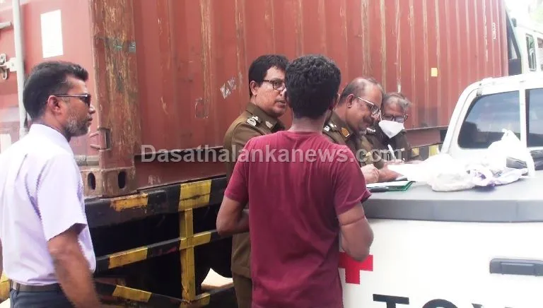 සැකකටයුතු ආනයනික පොල්තෙල් කන්ටේනරයකට කැකිරාවේ දී සීල් තබයි (ඡායාරූප) 12 WhatsApp Image 2023 05 05 at 10.31.54 AM