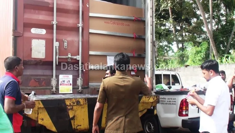 සැකකටයුතු ආනයනික පොල්තෙල් කන්ටේනරයකට කැකිරාවේ දී සීල් තබයි (ඡායාරූප) 16 WhatsApp Image 2023 05 05 at 10.31.58 AM