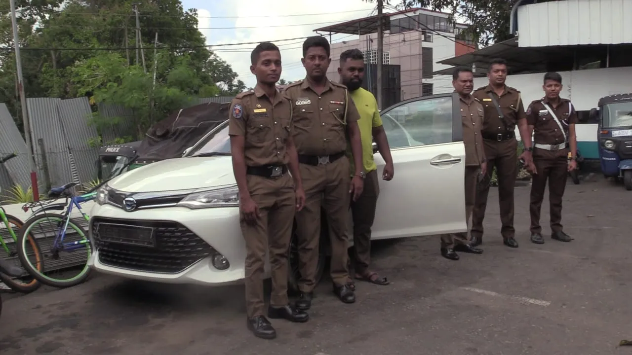 තලවතුගොඩින් සොරාගත් සුඛෝපභෝගී මෝටර් රථයක් තිහගොඩින් හමුවේ (ඡායාරූප) 3 WhatsApp Image 2023 05 30 at 1.09.55 PM