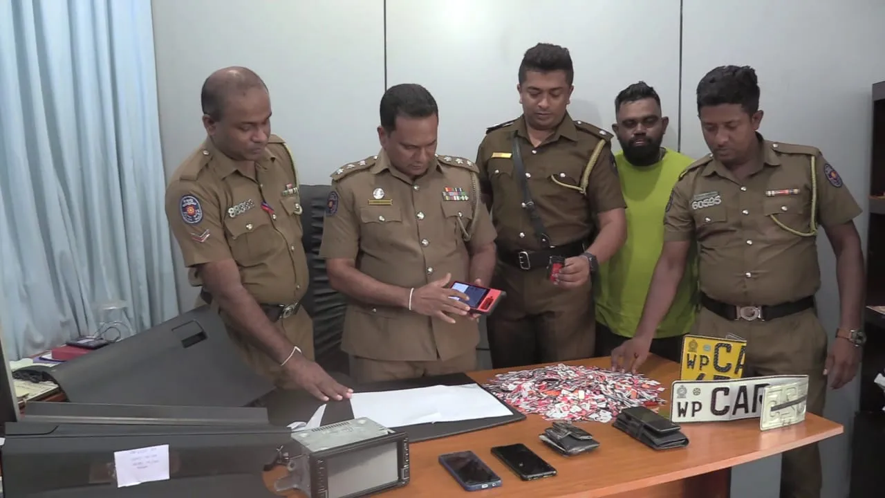 තලවතුගොඩින් සොරාගත් සුඛෝපභෝගී මෝටර් රථයක් තිහගොඩින් හමුවේ (ඡායාරූප) 1 WhatsApp Image 2023 05 30 at 1.09.56 PM