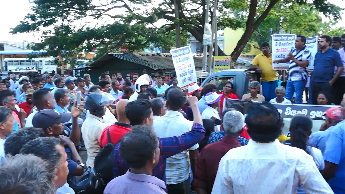 වී කිලෝවට රුපියල් 130 ක සහතික මිලක් ඉල්ලා ගොවියෝ පාරට බසී 2 2023 06 28 protest 4