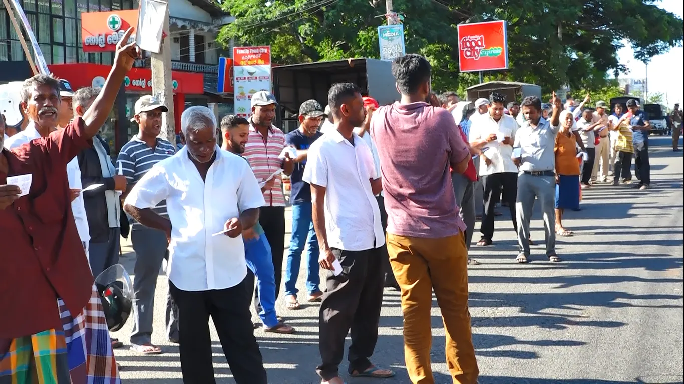 වී කිලෝවට රුපියල් 130 ක සහතික මිලක් ඉල්ලා ගොවියෝ පාරට බසී 3 2023 06 28 protest 5