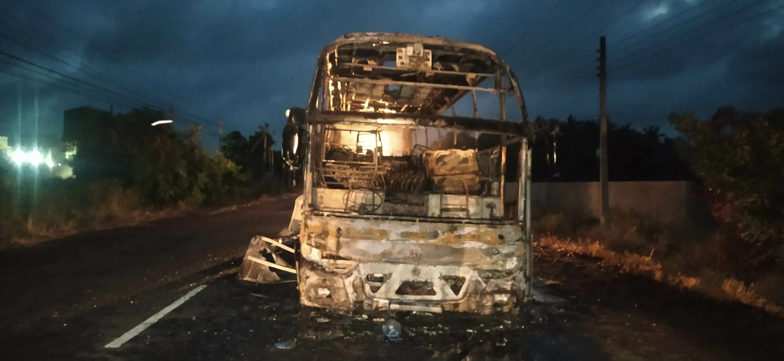 සැප බස් රිය ගිනිගෙන ගිනිගෙන අළු වෙයි 1 IMG 20230630 052951 scaled