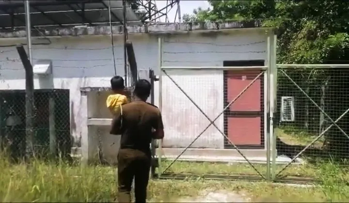 දරුවා පාසලෙන් අස්කරගන්න පියා දුරකථන සංඥා කුළුණක නැඟ විරෝධතාවයක (ඡායාරූප) 7 WhatsApp Image 2023 06 13 at 2.58.05 AM 1