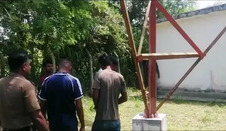 දරුවා පාසලෙන් අස්කරගන්න පියා දුරකථන සංඥා කුළුණක නැඟ විරෝධතාවයක (ඡායාරූප) 8 WhatsApp Image 2023 06 13 at 2.58.05 AM