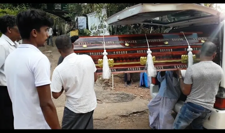 ශාන්තිකර්මයක දී තැඹිලි බී මියගිය කාන්තාවගේ අවසන් කටයුතු අද (ඡායාරූප) 5 WhatsApp Image 2023 06 20 at 9.53.05 AM