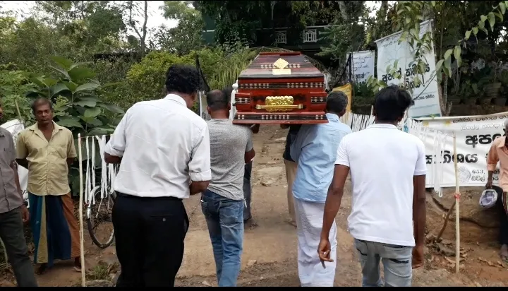 ශාන්තිකර්මයක දී තැඹිලි බී මියගිය කාන්තාවගේ අවසන් කටයුතු අද (ඡායාරූප) 3 WhatsApp Image 2023 06 20 at 9.53.07 AM