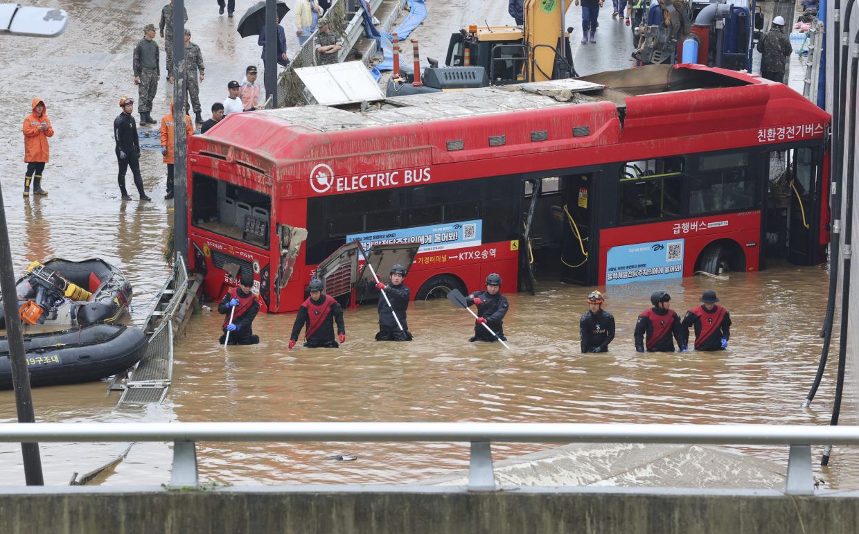 දකුණු කොරියාවට වැස්සෙන් දැඩි බලපෑම් - මරණ 26ක් දක්වා ඉහළට (ඡායාරූප) 10 11