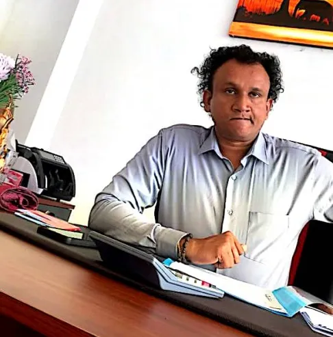 මොහු ගැන තොරතුරක් දන්නවා ද ? 1 2 1