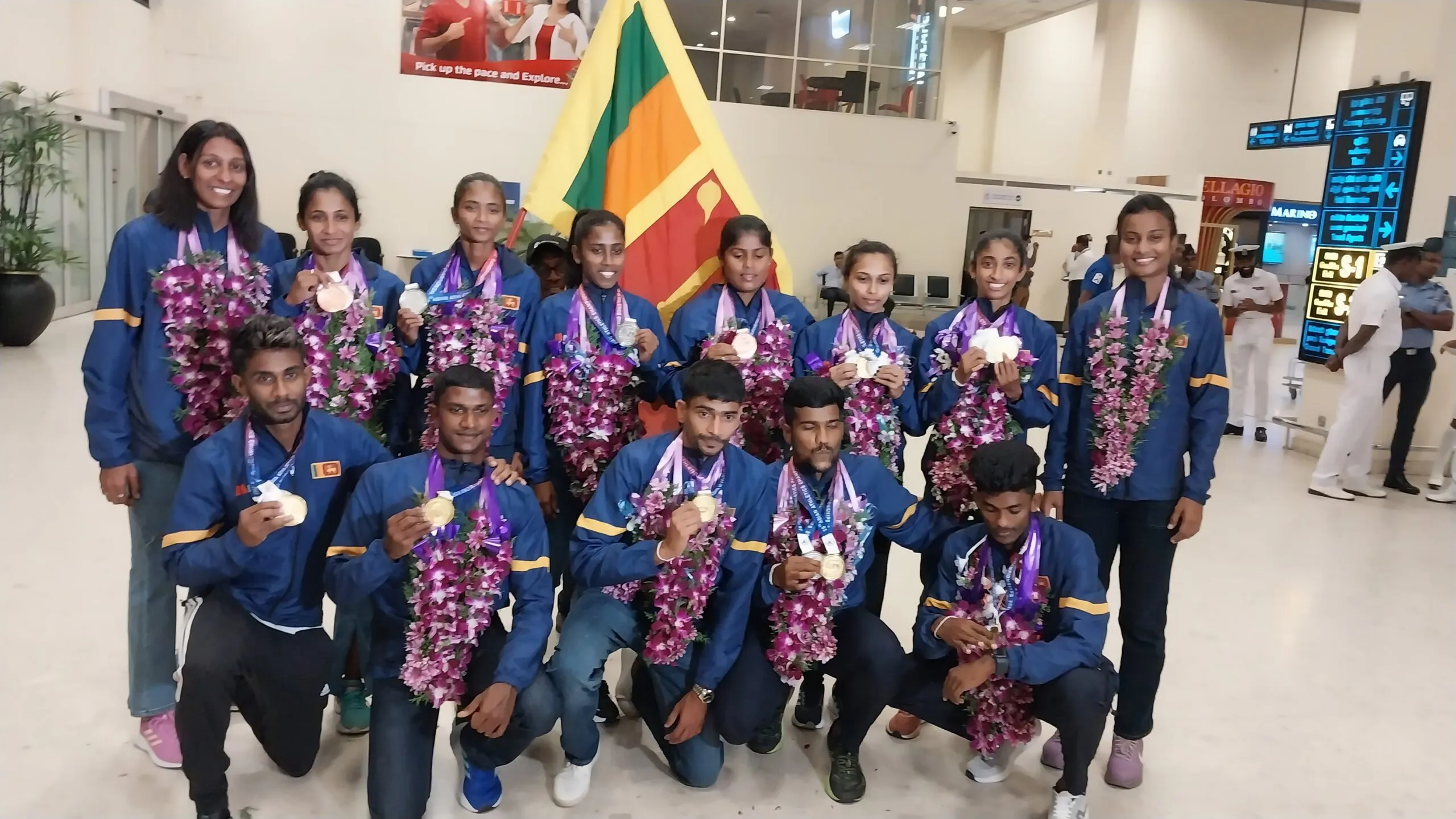 ආසියානු මලල ක්රීඩා තරගාවලියේ දී ලක්මව සැරසූ ක්රීඩක ක්රීඩිකාවන් දිවයිනට (ඡායාරූප) 2 20230717 231938 scaled