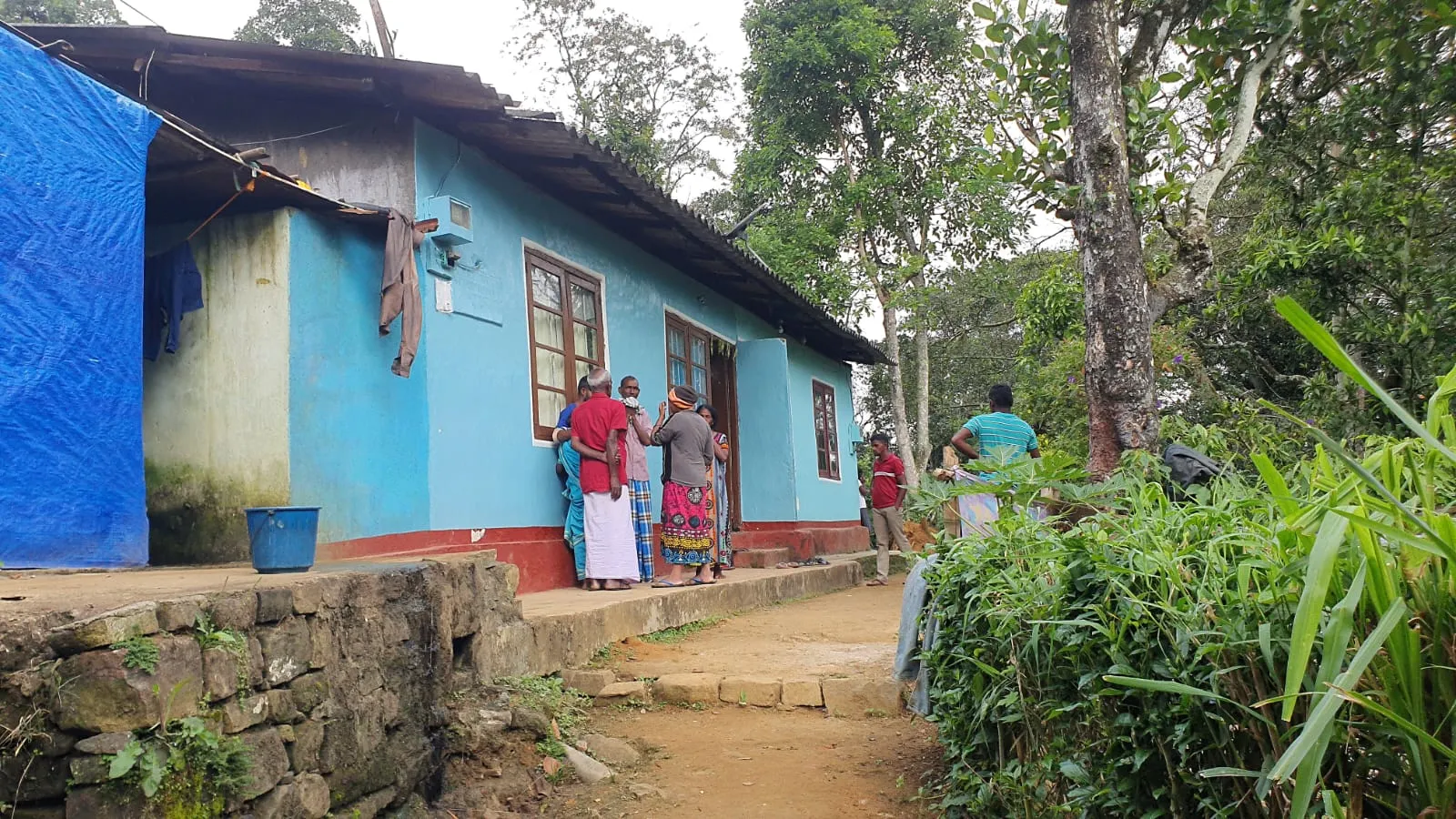රාත්රියේ නිවසේ නින්දට ගිය කාන්තාවගේ මළ සිරුර උදෑසන ඇලකින් හමුවෙයි (ඡායාරූප) 3 3 2 1
