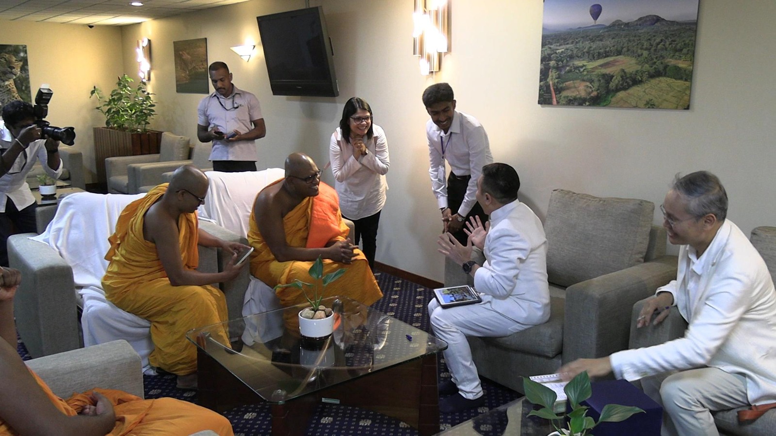 බුදු හිමියන්ගේ සර්වඥ ධාතු රැගෙන තායිලන්ත දූත පිරිසක් ශ්රී ලංකාවට (ඡායාරූප) 4 4 2