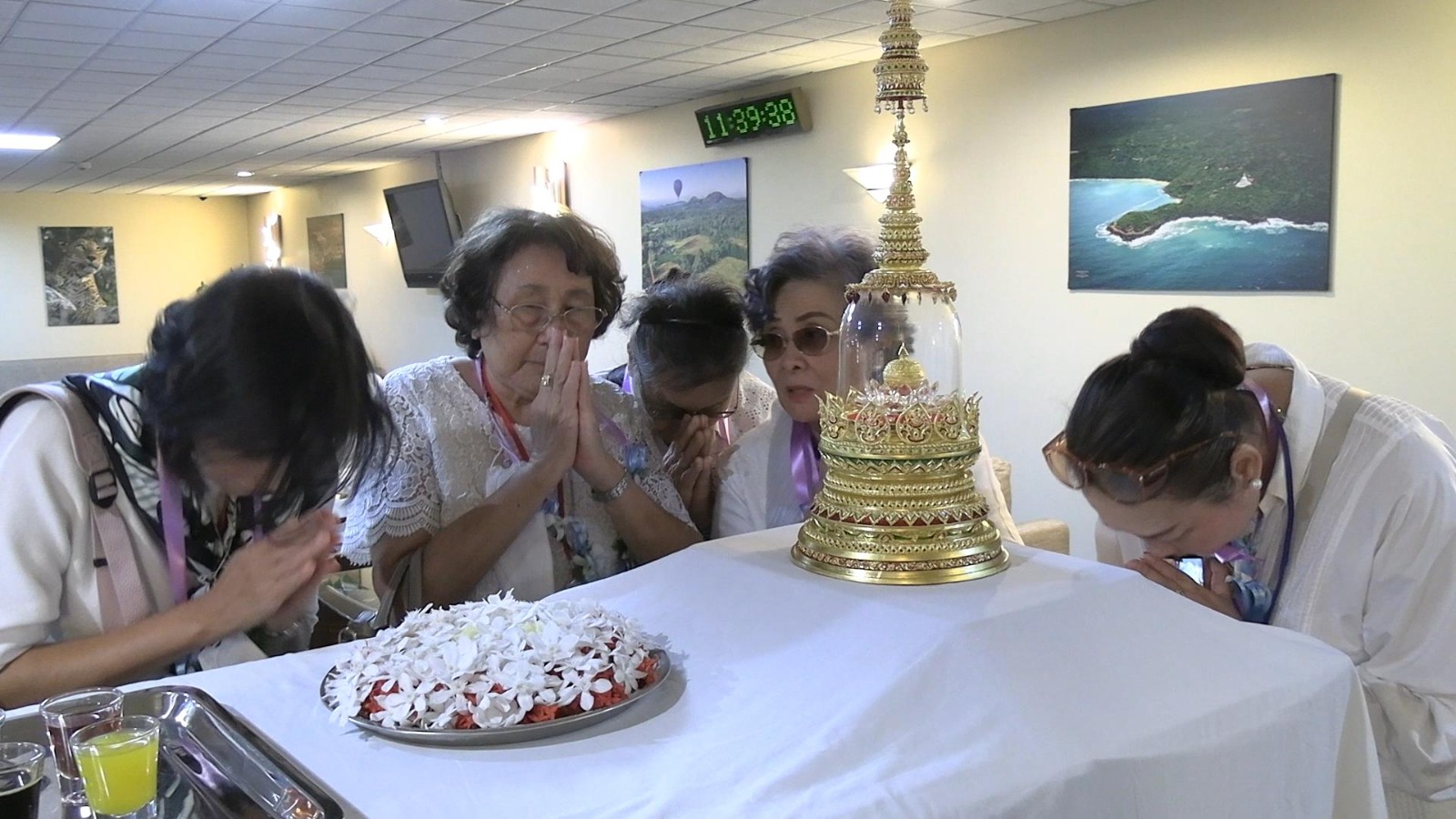 බුදු හිමියන්ගේ සර්වඥ ධාතු රැගෙන තායිලන්ත දූත පිරිසක් ශ්රී ලංකාවට (ඡායාරූප) 5 5 2