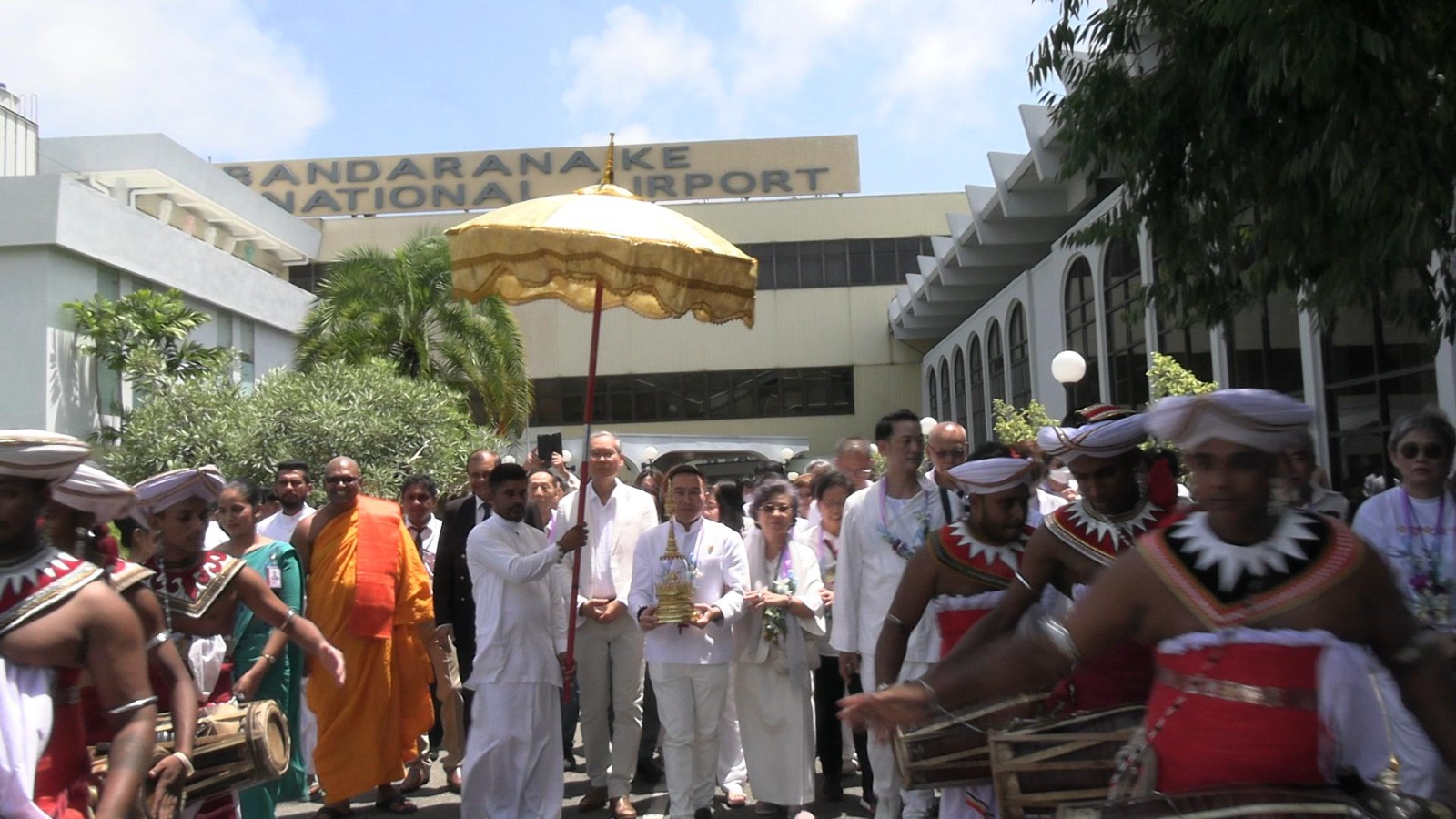 බුදු හිමියන්ගේ සර්වඥ ධාතු රැගෙන තායිලන්ත දූත පිරිසක් ශ්රී ලංකාවට (ඡායාරූප) 6 6 2