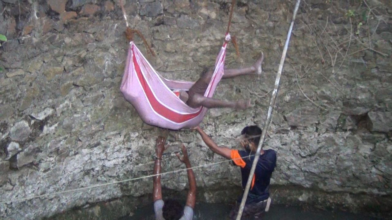 අබිරහස් ලෙස මියගිය පුද්ගලයෙකුගේ සිරුරක් වගා ළිඳකින් හමුවෙයි (ඡායාරූප) 8 8