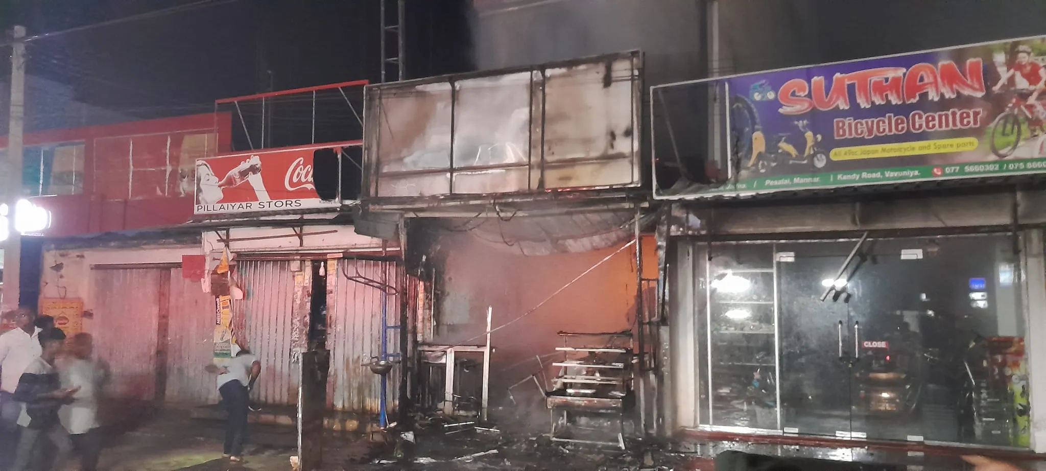 වවුනියාවේ වෙළඳසැළක් ගිනිගෙන විනාශවෙයි 1 Fire 1