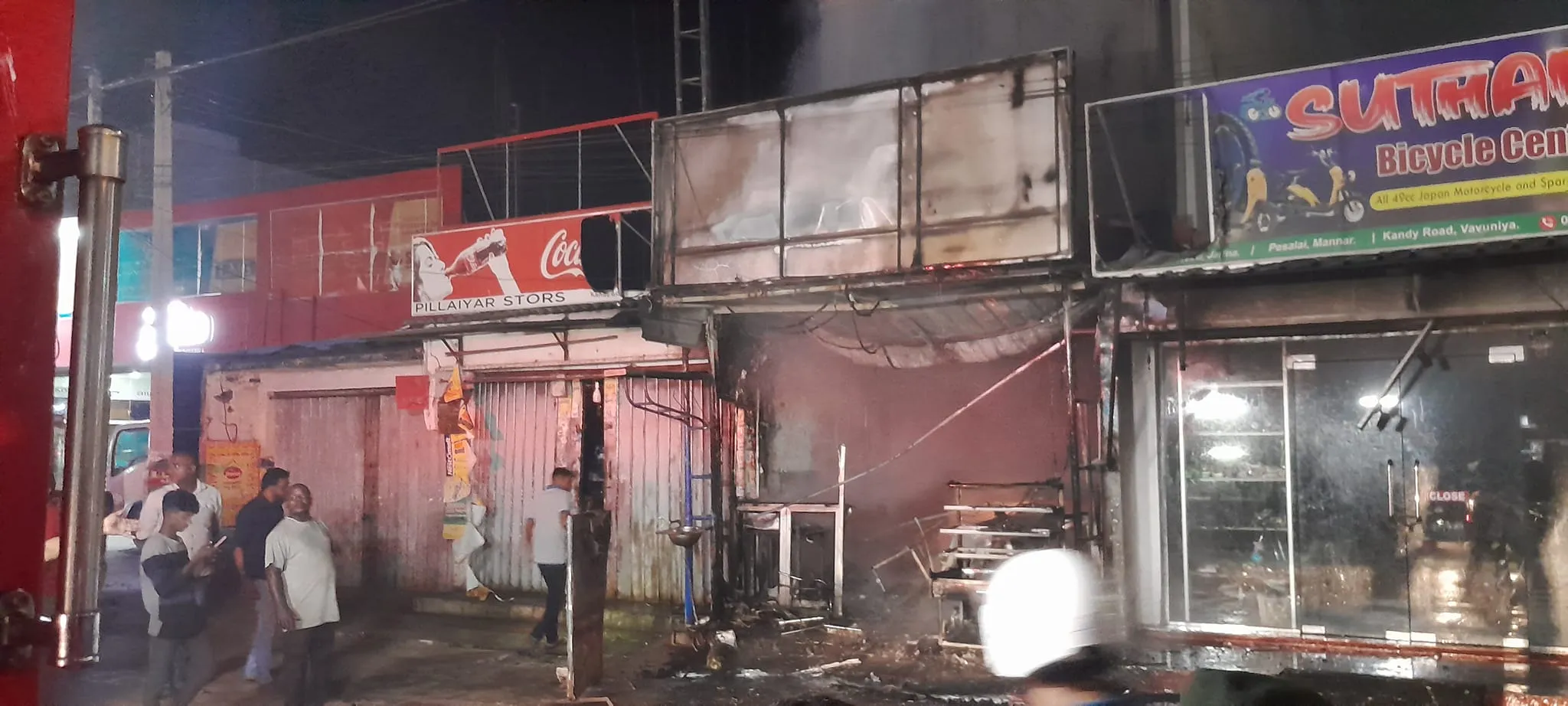 වවුනියාවේ වෙළඳසැළක් ගිනිගෙන විනාශවෙයි 2 Fire 2