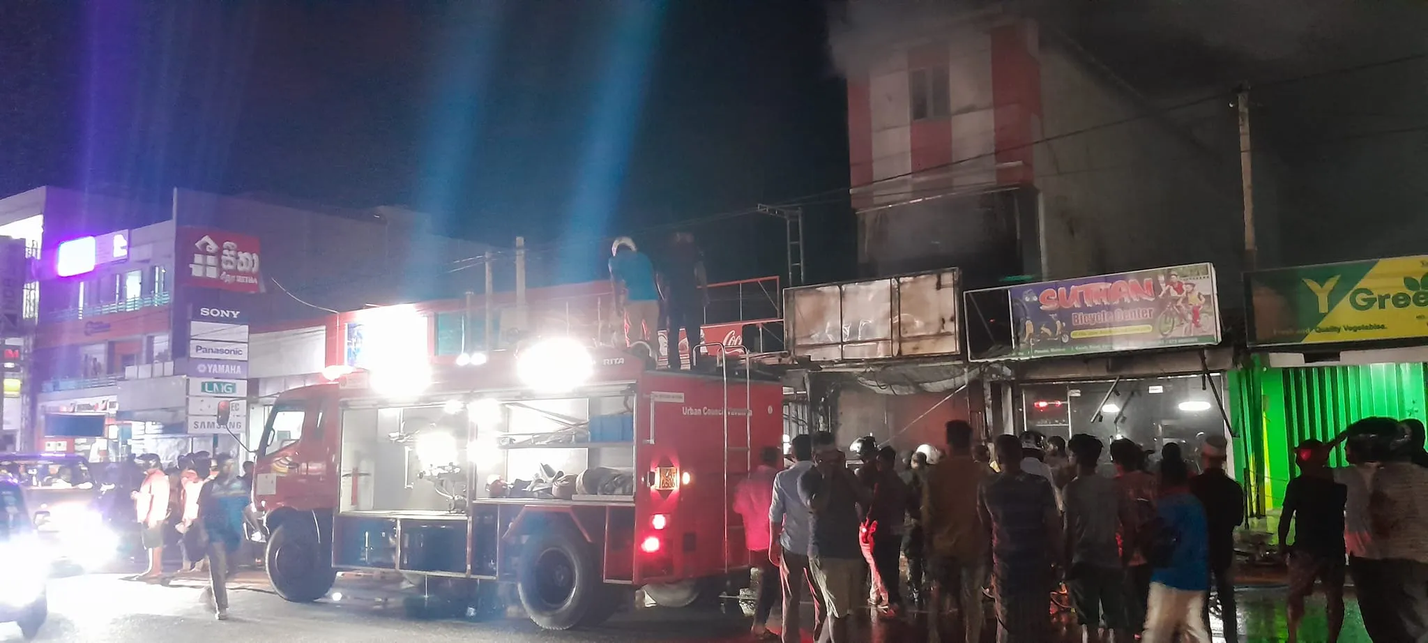 වවුනියාවේ වෙළඳසැළක් ගිනිගෙන විනාශවෙයි 3 Fire 4