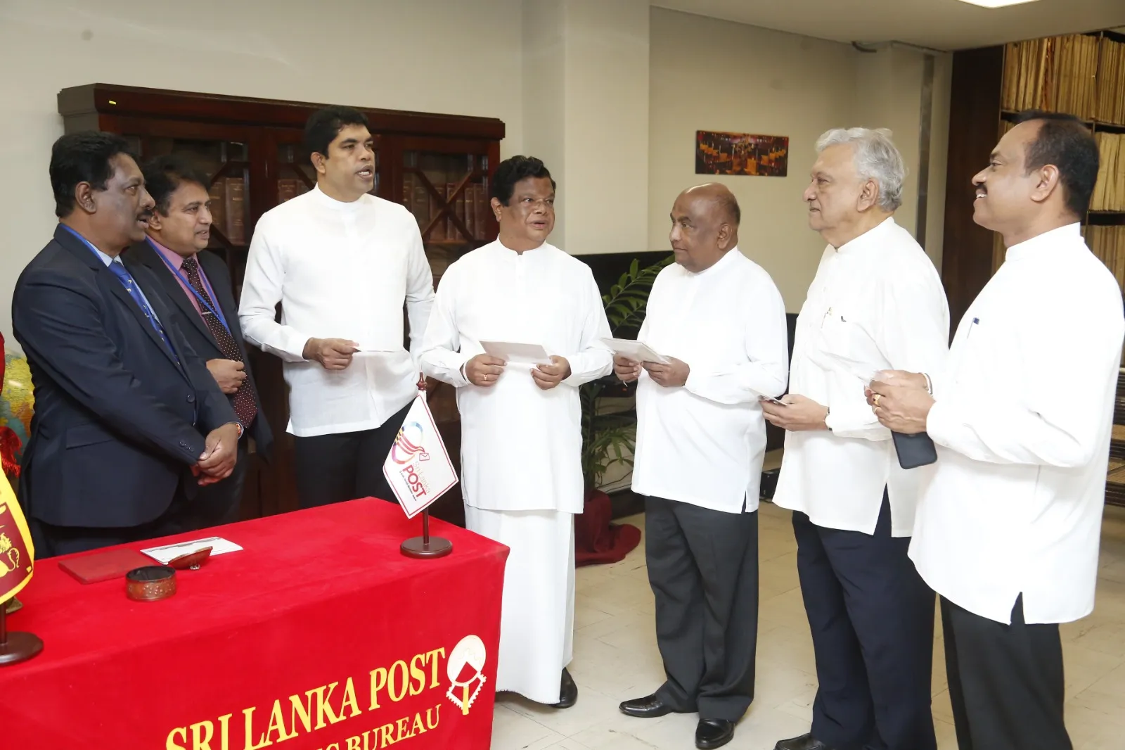 පාර්ලිමේන්තු මන්ත්රීවරුන්ගේ තැපැල් කටයුතු සඳහා නව තැපැල් මුද්දරයක් (ඡායාරූප) 2 News Stamp Release 20230706 2