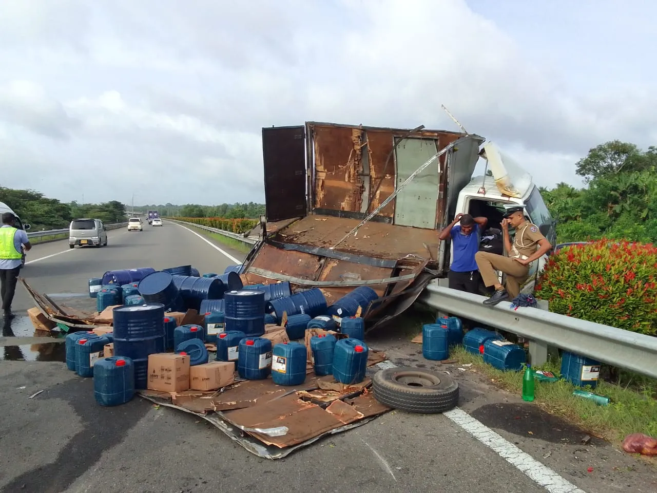 අධිවේගයේ අනතුරක් (ඡායාරූප) 2 WhatsApp Image 2023 07 23 at 10.43.04 AM