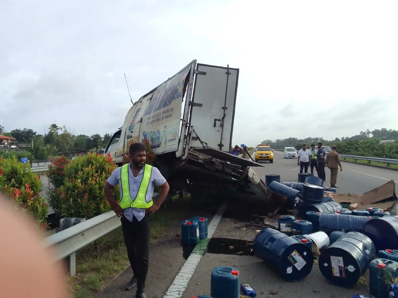 අධිවේගයේ අනතුරක් (ඡායාරූප) 1 WhatsApp Image 2023 07 23 at 10.43.05 AM