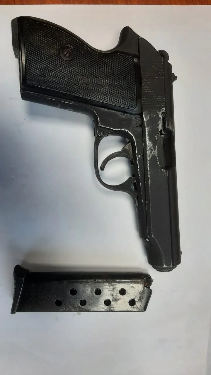 සංවිධානාත්මක අපරාධ කරුවකුගේ පිස්තෝල වර්ගයේ ගිනි අවියක් පොලිස් භාරයට 1 image 1