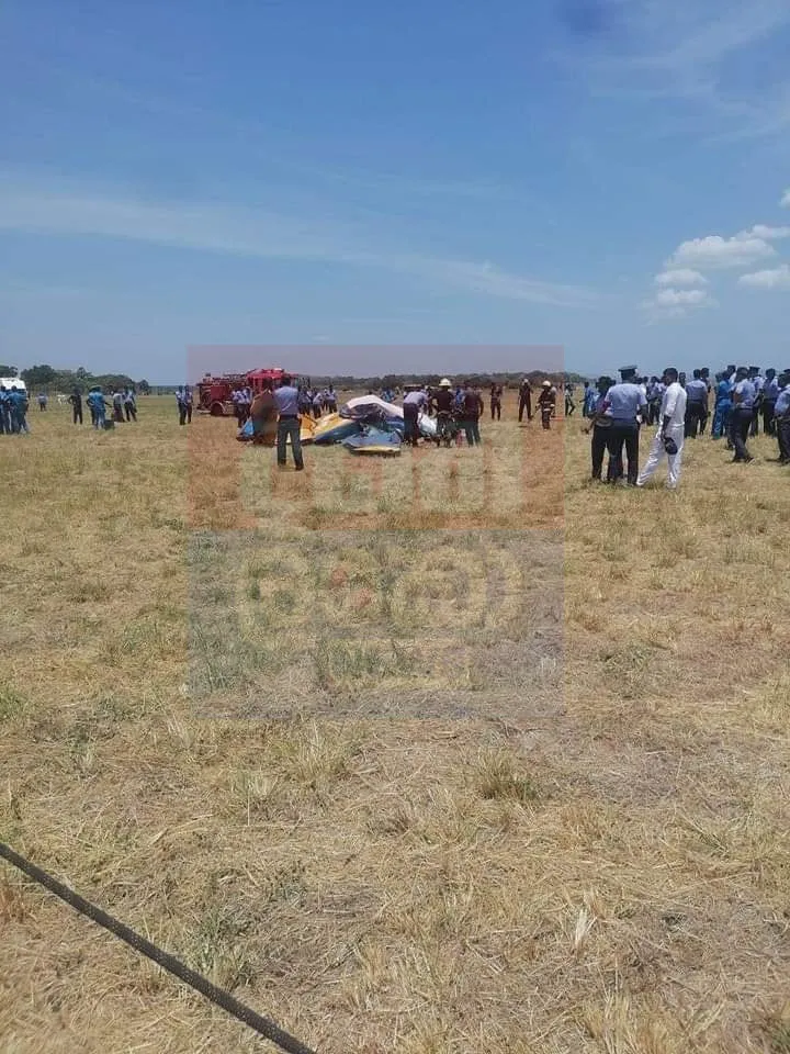 ගුවන් හමුදාවට අයත් යානයක් ත්රිකුණාමලයේ දී අනතුරකට ලක්වේ (ඡායාරූප) 1 04