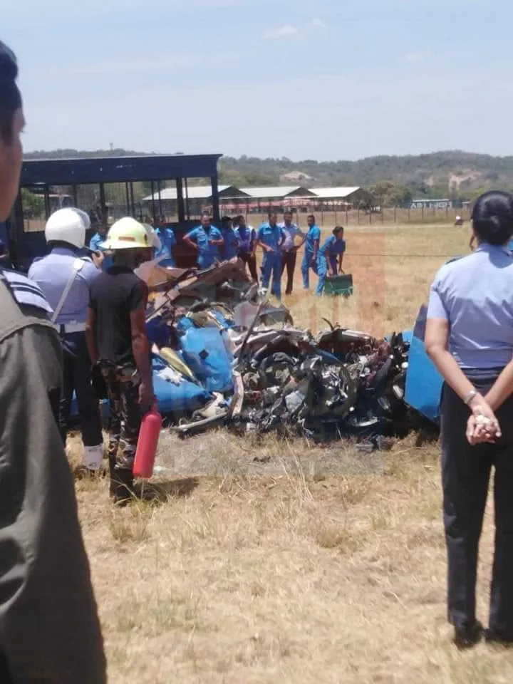 ගුවන් හමුදාවට අයත් යානයක් ත්රිකුණාමලයේ දී අනතුරකට ලක්වේ (ඡායාරූප) 2 05