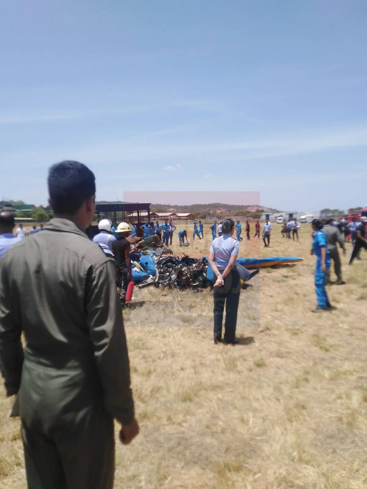 ගුවන් හමුදාවට අයත් යානයක් ත්රිකුණාමලයේ දී අනතුරකට ලක්වේ (ඡායාරූප) 3 06