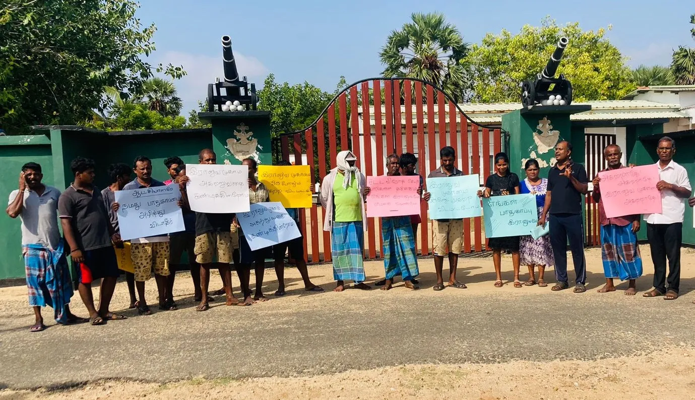 යුද හමුදා කඳවුරක් ඉවත් නොකරන්නැයි ඉල්ලා යාපනේ වැසියන් විරෝධතාවක 1 B 1