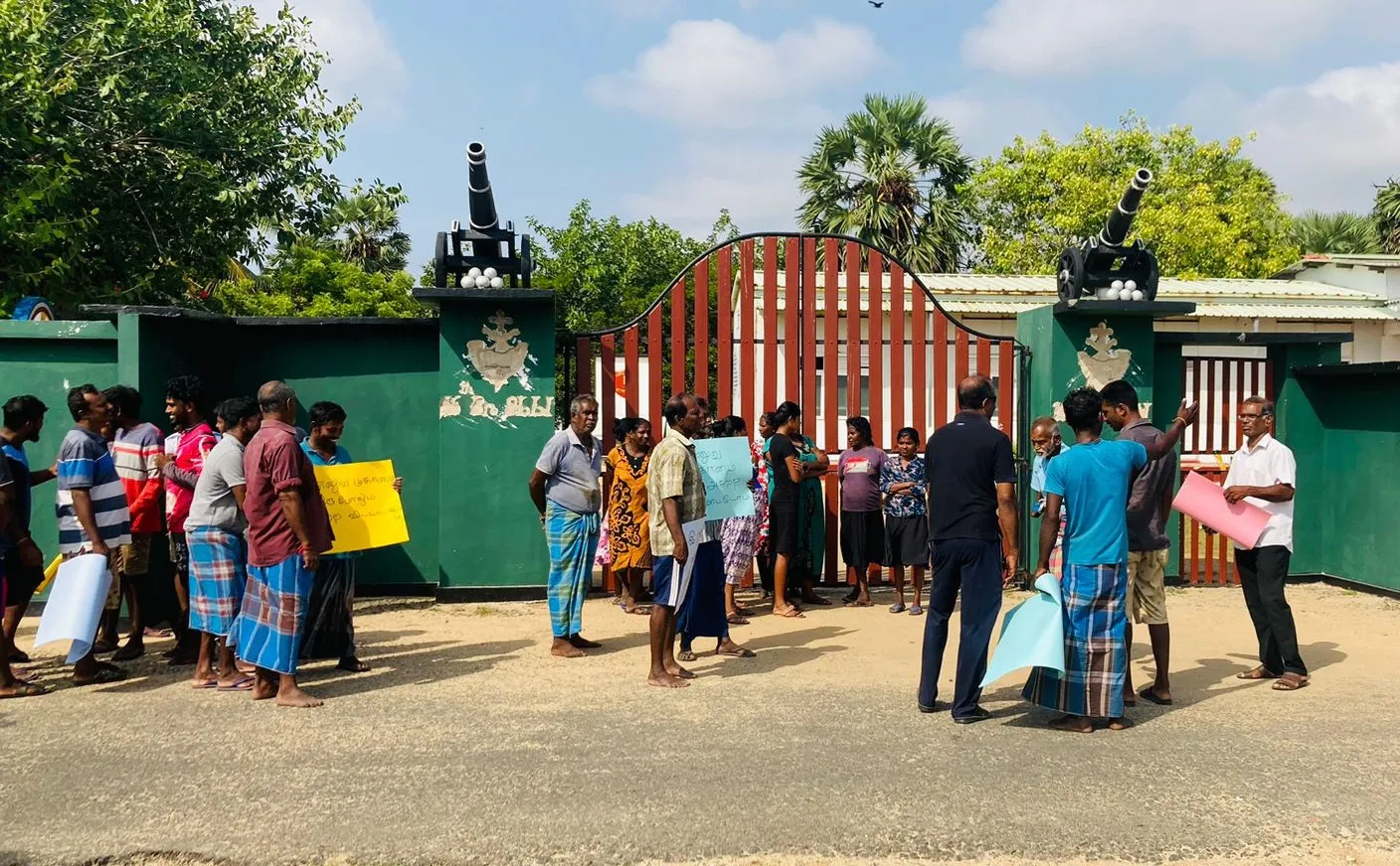 යුද හමුදා කඳවුරක් ඉවත් නොකරන්නැයි ඉල්ලා යාපනේ වැසියන් විරෝධතාවක 2 B 4