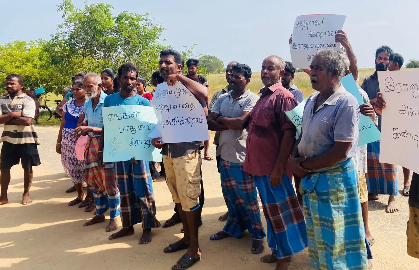 යුද හමුදා කඳවුරක් ඉවත් නොකරන්නැයි ඉල්ලා යාපනේ වැසියන් විරෝධතාවක 3 B 5