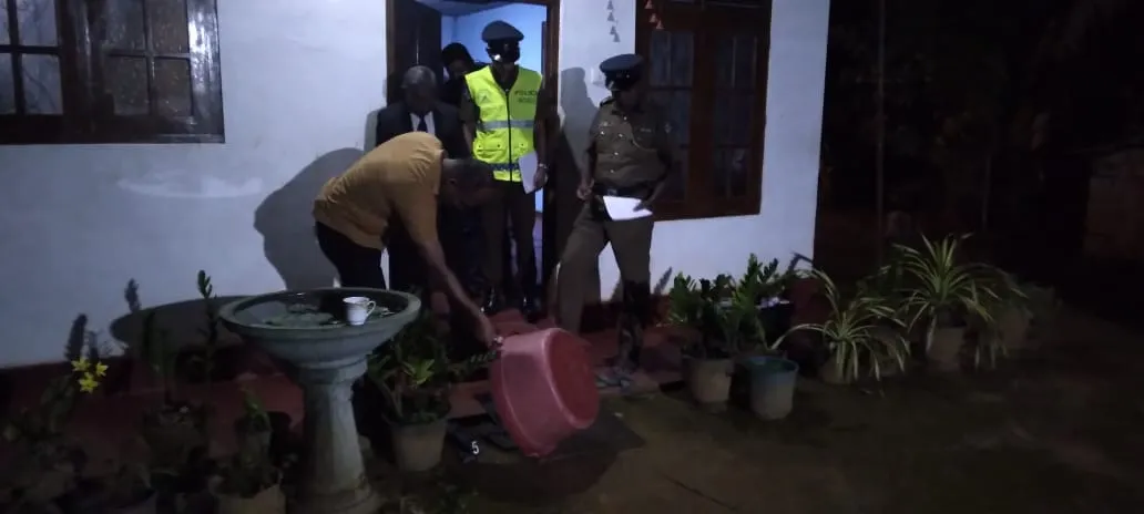 අක්මීමන - හියාරේ නිවසක කාන්තා මළ සිරුරක් - ඝාතනය කළ බවට සැකයක් (ඡායාරූප) 3 WhatsApp Image 2023 08 06 at 1.16.59 PM