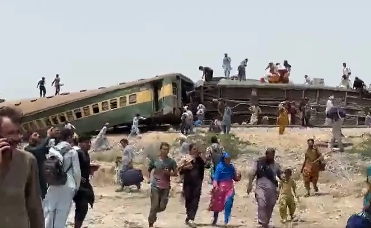 s3vj65f8 pakistan karachi train