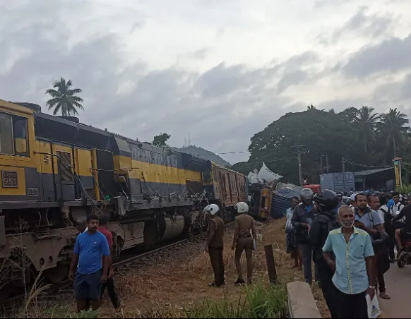 කන්ටේනරයක් දුම්රියේ ගැටී දුම්රිය ධාවනයට බාධා 2 කන්ටේනරයක් දුම්රියේ ගැටී දුම්රිය 1