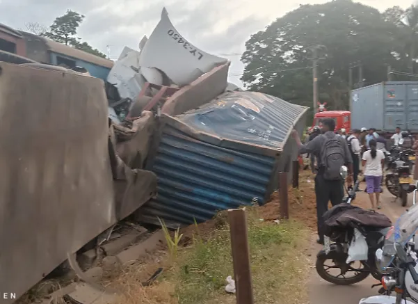 කන්ටේනරයක් දුම්රියේ ගැටී දුම්රිය ධාවනයට බාධා 3 කන්ටේනරයක් දුම්රියේ ගැටී දුම්රිය 2