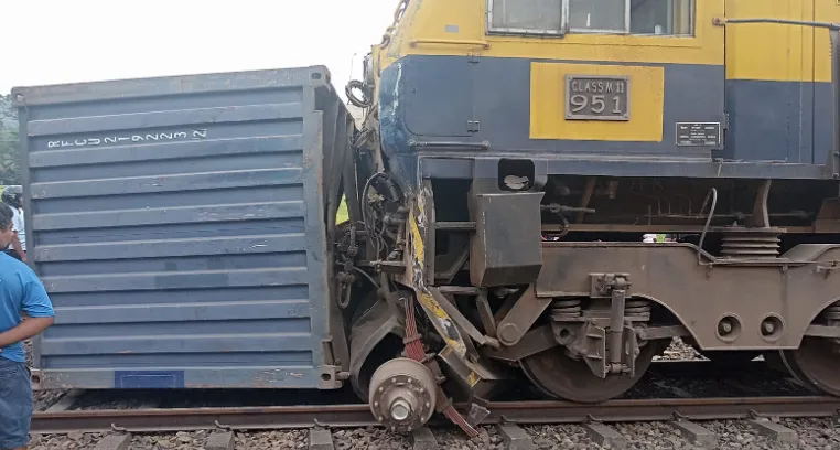 කන්ටේනරයක් දුම්රියේ ගැටී දුම්රිය ධාවනයට බාධා 4 කන්ටේනරයක් දුම්රියේ ගැටී දුම්රිය 3