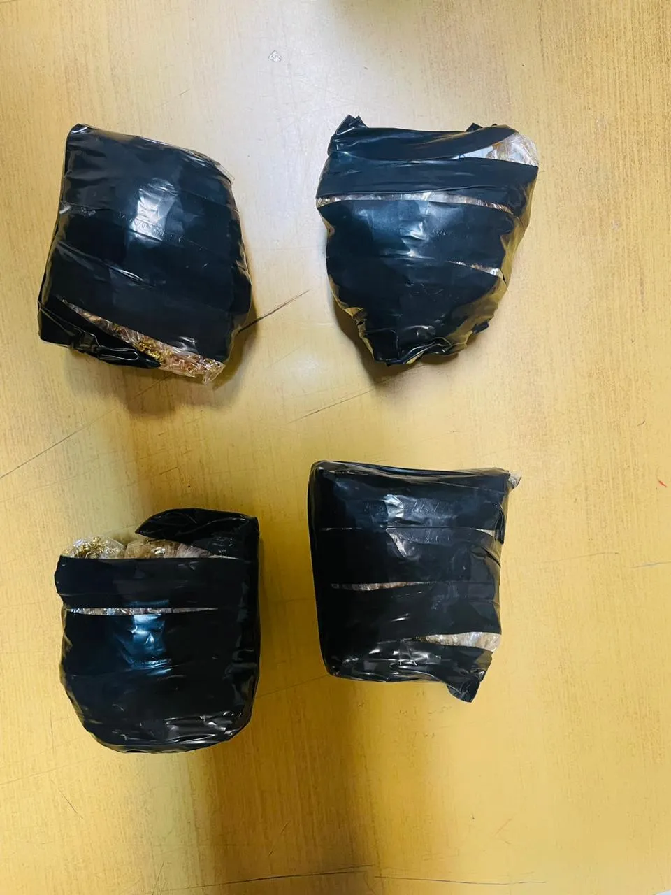 එක් කෝටි දෙලක්ෂයක රන් ගෙන ආ කතක් ගුවන්තොටේ දී මාට්ටු (ඡායාරූප) 4 IMG 20230928 WA0048