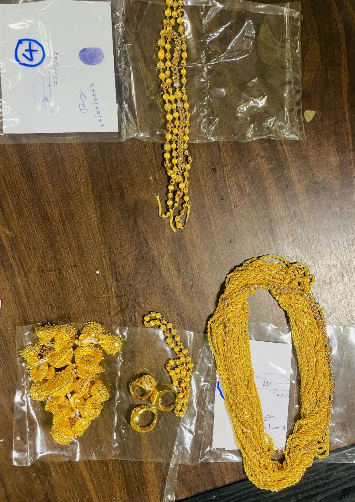 එක් කෝටි දෙලක්ෂයක රන් ගෙන ආ කතක් ගුවන්තොටේ දී මාට්ටු (ඡායාරූප) 1 IMG 20230928 WA0052