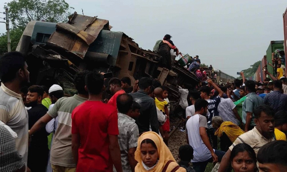 බංග්ලාදේශයේ දුම්රිය අනතුරේ මරණ ගණන 20ක් දක්වා ඉහළට (ඡායාරූප) 9 1698061163 26cfab448a989d8bca2ee4d2411aa997