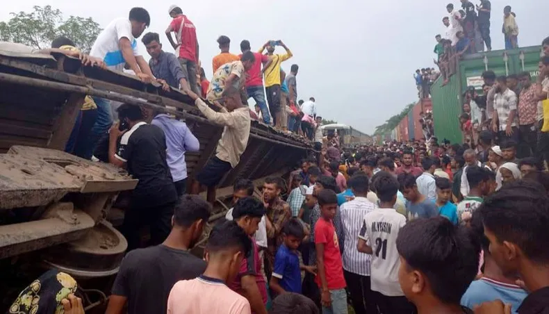 බංග්ලාදේශයේ දුම්රිය අනතුරේ මරණ ගණන 20ක් දක්වා ඉහළට (ඡායාරූප) 7 215719 145