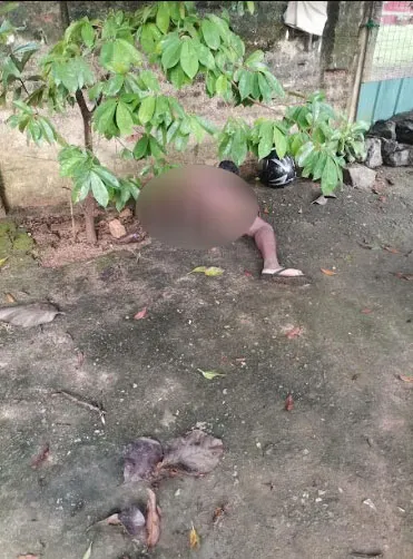 අභිරහස් ලෙස මිය ගිය පුද්ගලයෙකුගේ නිරුවත් මළ සිරුරක් මහ පාරක (ඡායාරූප) 2 3 4