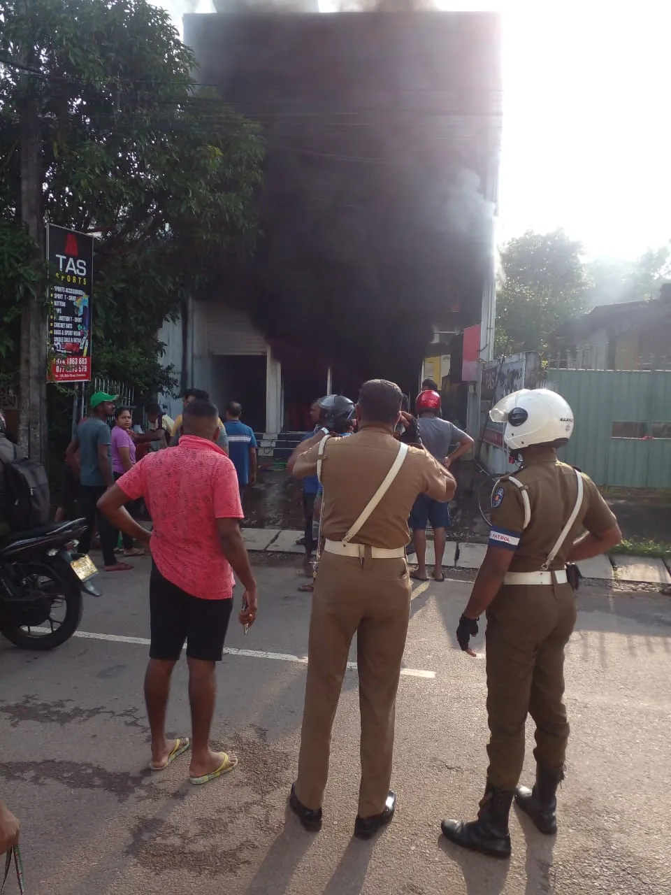 පානදුර නගරයේ ගොඩනැගිල්ලක ගින්නක් (ඡායාරූප) 1 WhatsApp Image 2023 10 28 at 8.18.57 AM 1 2