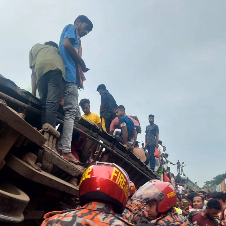 බංග්ලාදේශයේ දුම්රිය අනතුරේ මරණ ගණන 20ක් දක්වා ඉහළට (ඡායාරූප) 5 ddea4237 4c6a 4356 9377 4b51b111ff44 f0ec20c7