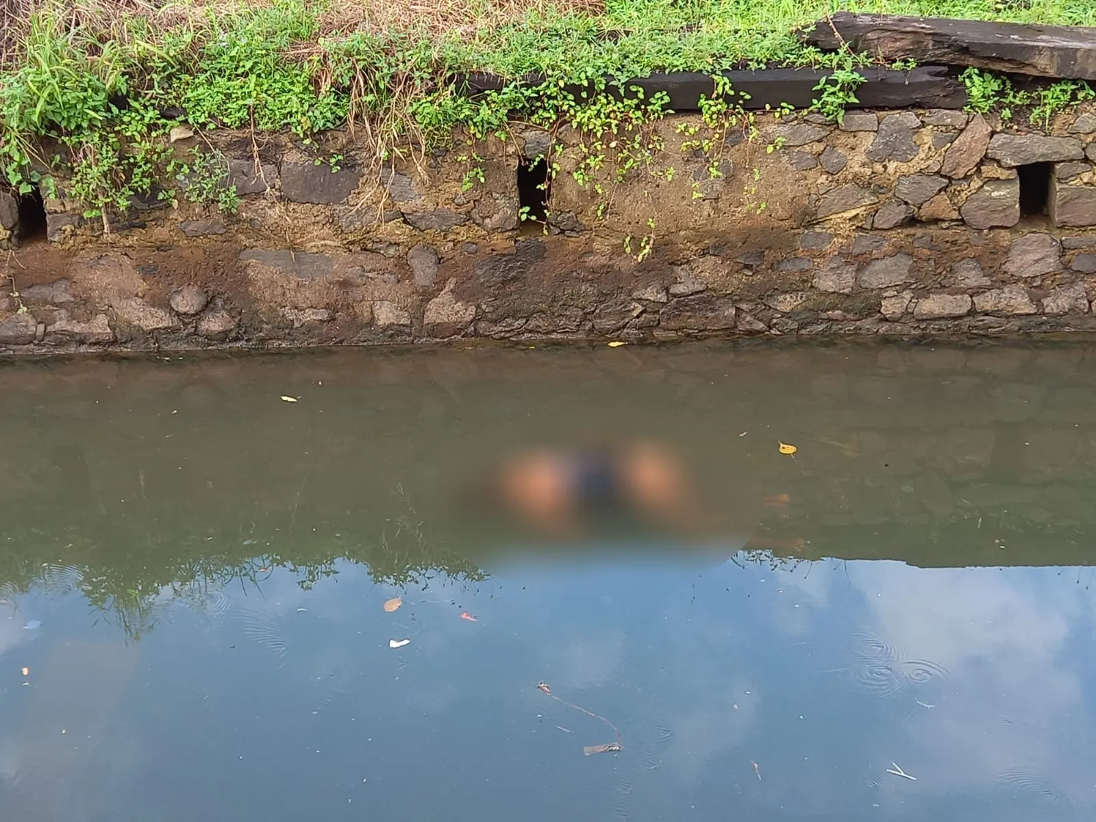 ගාල්ලේ කුණු ඇලක නාඳුනන කාන්තා මළ සිරුරක් (ඡායාරූප) 1 1 6