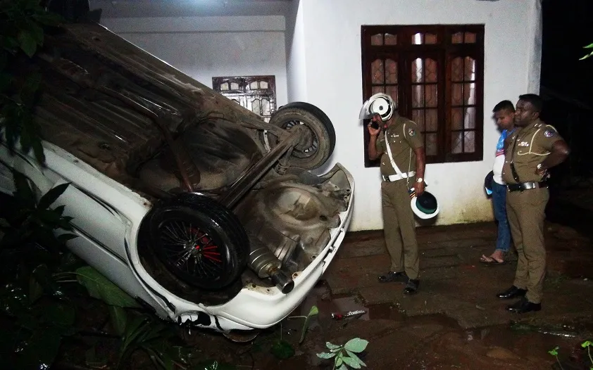 පියපුතු දෙපළ ගමන් ගත් මොටෝ රිය පෙරළී මාරක අනතුරක් (ඡායාරූප) 1 DSC06840