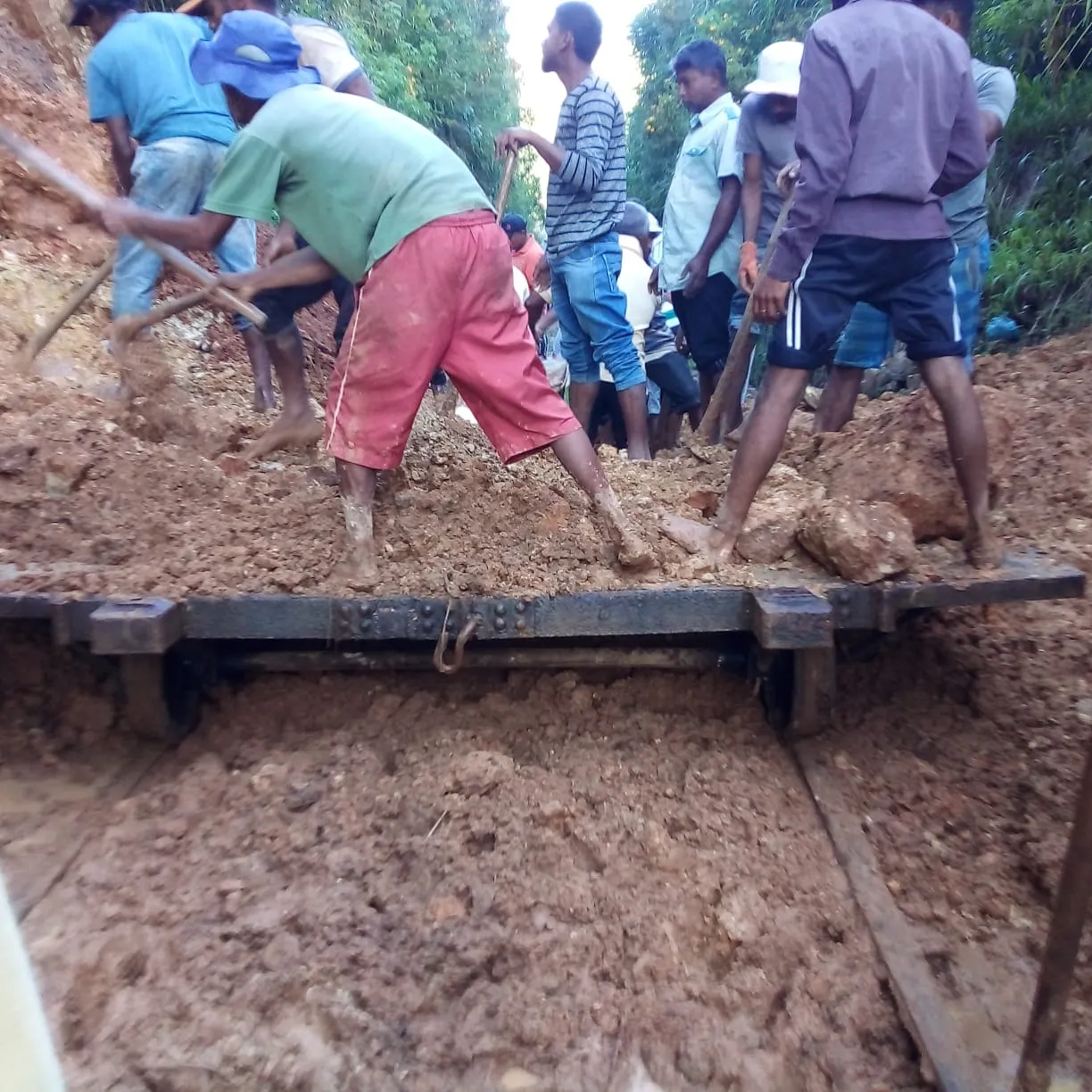 උඩරට දුම්රිය මාර්ගයේ දුම්රිය ධාවනයට අදත් බාධා (ඡායාරූප) 4 WhatsApp Image 2023 12 09 at 7.34.00 AM