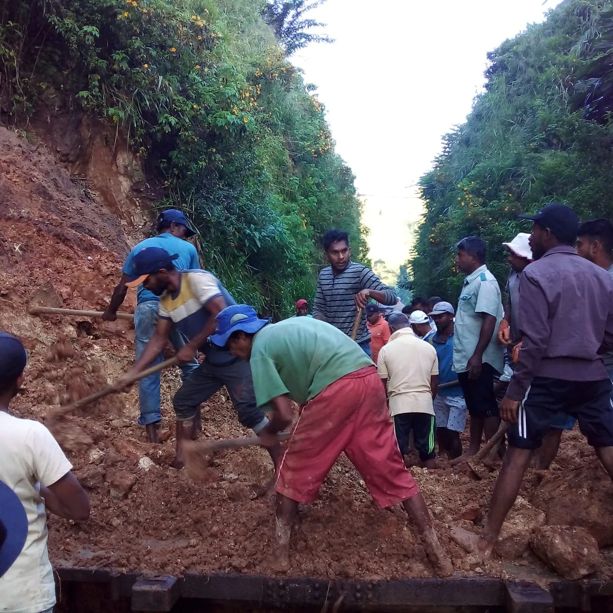 උඩරට දුම්රිය මාර්ගයේ දුම්රිය ධාවනයට අදත් බාධා (ඡායාරූප) 3 WhatsApp Image 2023 12 09 at 7.34.01 AM