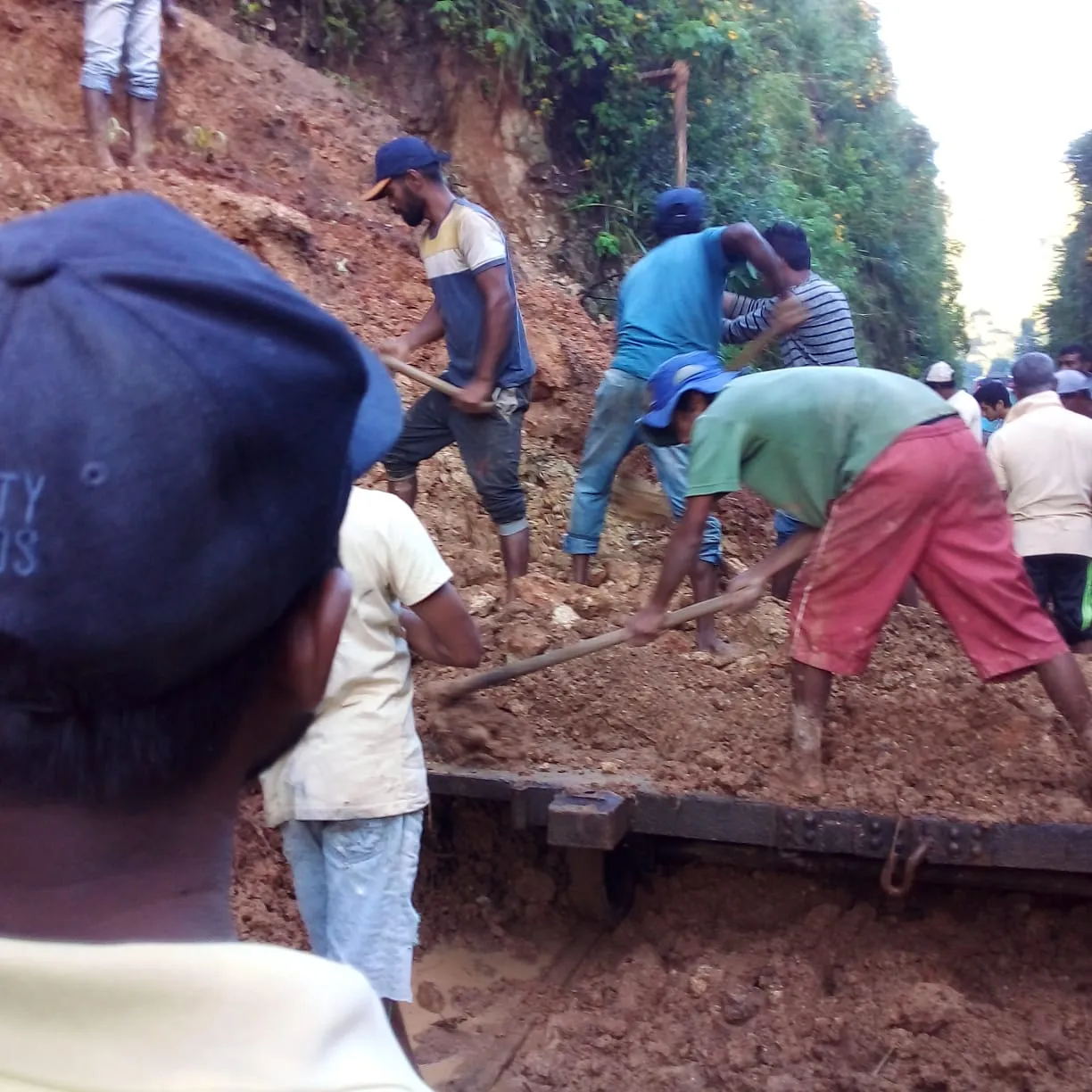උඩරට දුම්රිය මාර්ගයේ දුම්රිය ධාවනයට අදත් බාධා (ඡායාරූප) 1 WhatsApp Image 2023 12 09 at 7.34.02 AM 1