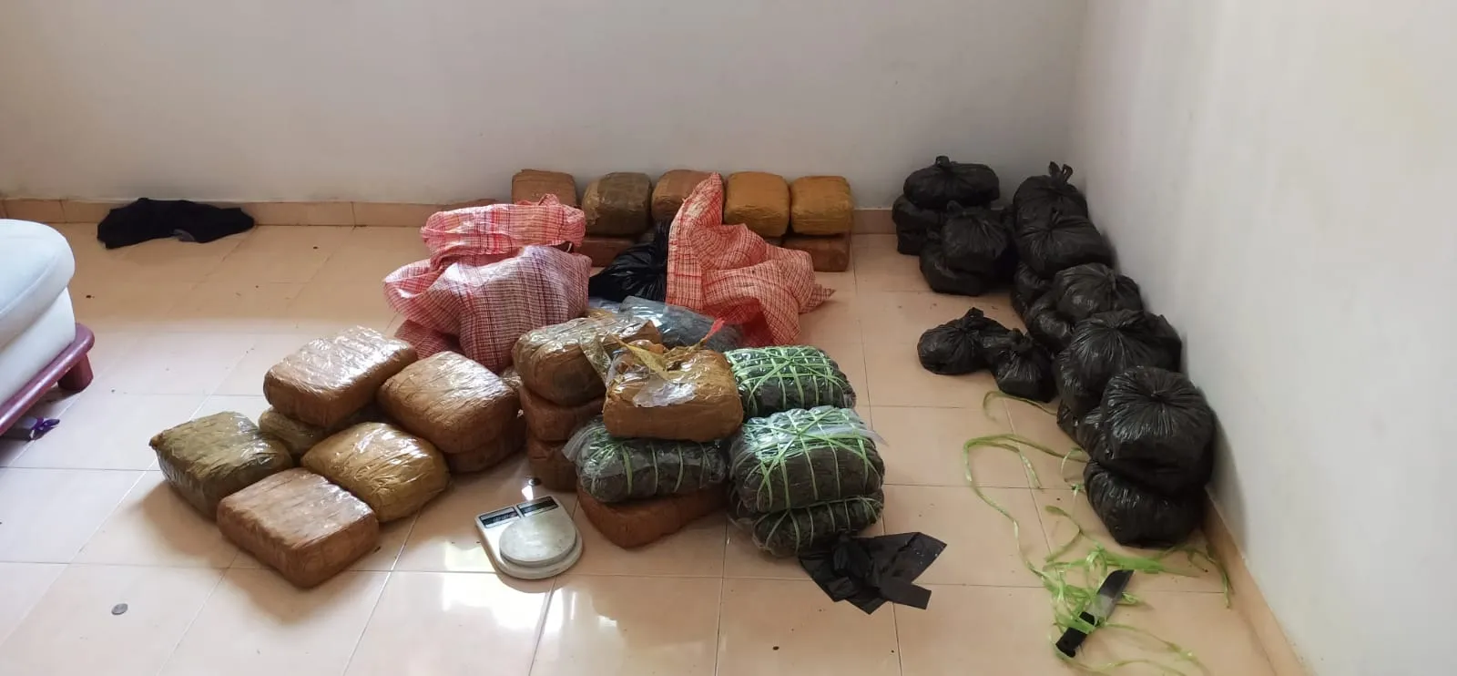 ගංජා කිලෝ 100ක් ජාඇල නිවසක (ඡායාරූප) 1 WhatsApp Image 2023 12 17 at 12.57.11 PM 1